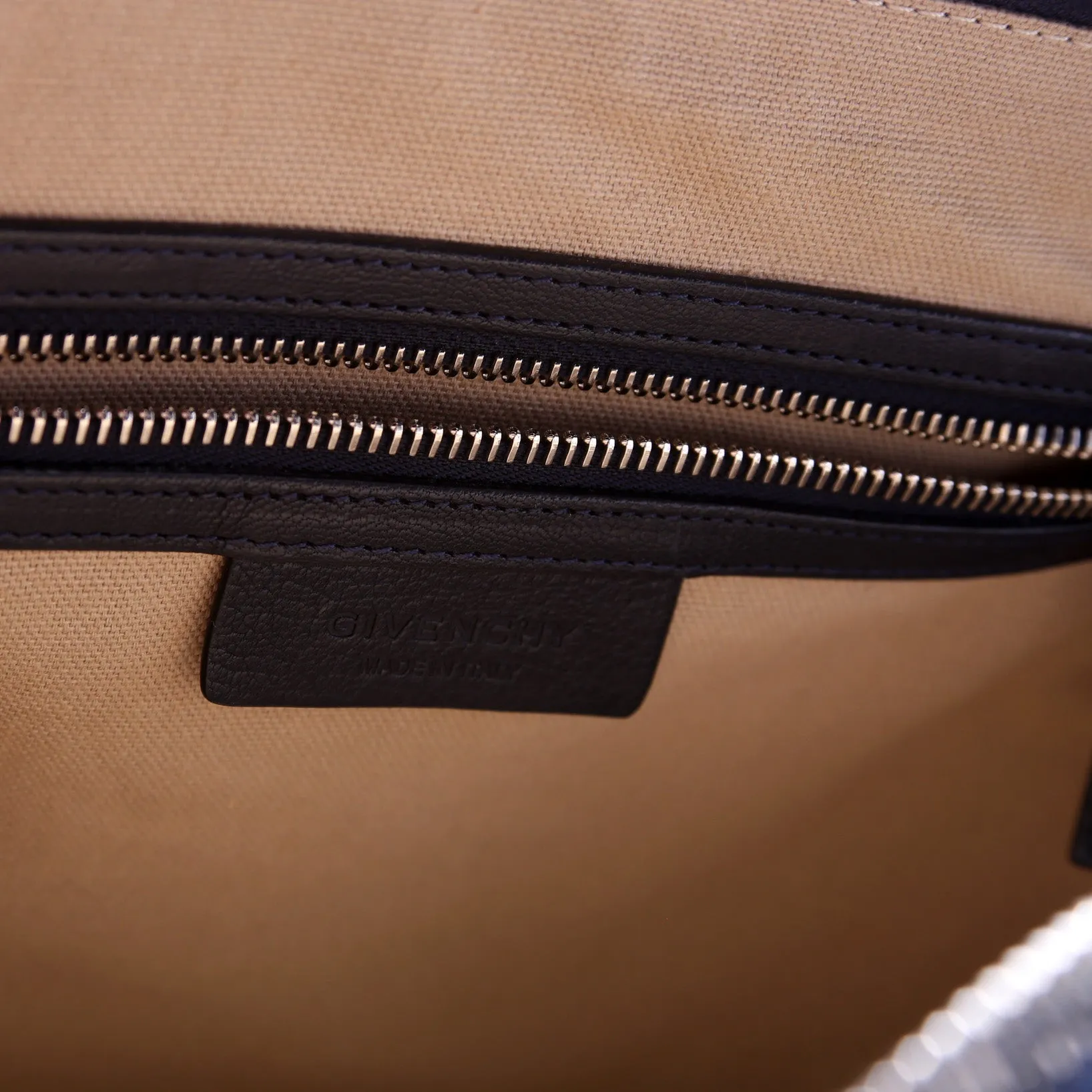Antigona Satchel Large